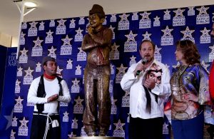 Se realizó un homenaje póstumo y develación de una escultura de Mario Moreno "Cantinflas" del escultor, Víctor Gutiérrez, en Plaza Galerías. Foto: Notimex