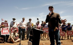Chris Simcox, el cofundador y líder de la desaparecida organización antiinmigrante Minuteman. Foto: AP