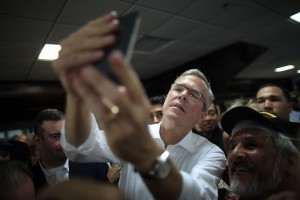 El ex gobernador de Florida Jeb Bush, aspirante presidencial republicano, se toma una foto con un simpatizante. Foto: AP