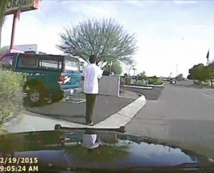En el video difundido el 14 de abril se ve cómo un agente de policía utiliza su auto para embestir a Mario Valencia, haciéndole saltar por los aires. Foto: AP