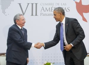 El presidente estadounidense Barack Obama y su homólogo cubano Raúl Castro se dieron la mano durante un encuentro bilateral en la Cumbre de las Américas. Foto: AP