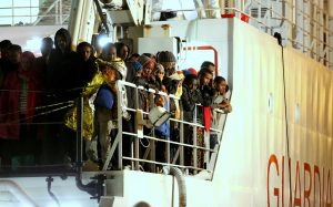 Inmigrantes rescatados en el mar esperan a ser desembarcados de un navío de la Guardia Costera de Italia en Palermo, Sicilia. Foto: AP