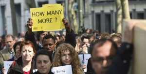 En diferentes partes de Europa ha habido protestas por la muerte de cientos de inmigrantes y la inactividad de la Unión Europea. Foto: AP