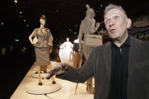 la exposición "The Fashion World of Jean Paul Gaultier. From the Sidewalk to the Catwalk" en el Grand Palais en París