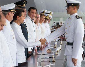 El presidente Enrique Peña Nieto encabezó la Ceremonia de Jura de Bandera de los Cadetes de Primer Año, Generación 2014-2019, de la Heroica Escuela Naval Militar. Foto: Notimex