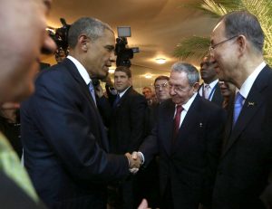  El presidente de Cuba, Raúl Castro y su homólogo de Estados Unidos, Barack Obama se saludaron hoy previo a la apertura de la Cumbre de Las Américas en Panamá. Foto: Notimex