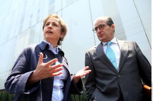 El abogado Xavier Cortina, quien acompañó a Carmen Aristegui, dijo que su impresión tras la reunión con MVS era de escepticismo, aunque fue un buen inicio de las negociaciones.