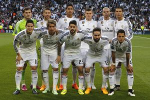 Real players line up prior to the second leg quarterfinal Champions League soccer match between Real Madrid and Atletico Madrid at Santiago Bernabeu stadium in Madrid, Spain, Wednesday April 22, 2015. (AP Photo/Paul White)