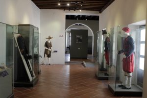 Uniformes y objetos de la época se exhiben en el Fuerte de Loreto, ubicado en Puebla. Foto: Notimex