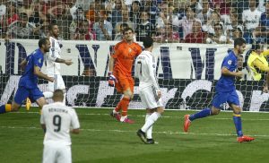 El jugador de la Juventus, Alvaro Morata, derecha, festeja un gol contra Real Madrid en las semifinales de la Liga de Campeones. Foto: AP