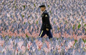 Estados Unidos honra a sus mujeres y hombres muertos en combate el último lunes del mes de mayo en el Día de los Caídos, una de las conmemoraciones no religiosas más observadas en Estados Unidos junto con el Día de Acción de Gracias.