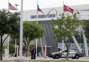 El tiroteo se produjo frente al Centro Curtis Culwell en Garland, un suburbio de Dallas, el domingo por la noche. Foto: AP