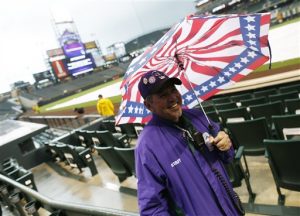 También se espera lluvia hoy, martes, cuando los equipos tenían una nueva cita en el Coors Field. Foto: AP