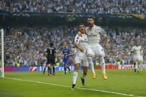 Cristiano Ronaldo, izquierda, festeja con su compañero Sergio Ramos tras anotar un gol contra la Juventus. Foto: AP