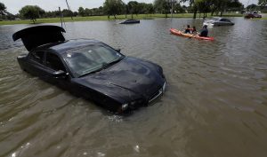 Reportes oficiales indicaron que al menos cinco personas murieron y 12 están desaparecidas, debido a las inundaciones de los últimos días. Foto:AP