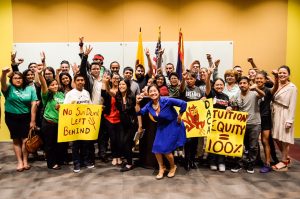 Un grupo de Dreamers celebró la decisión de la Junta de Regentes de las Universidades de Arizona. Foto: Lupita Samayoa