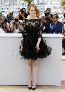 La actriz Emma Stone posa con motivo del estreno del filme "Irrational Man" en el Festival de Cine de Cannes, en el sur de Francia, el viernes 15 de mayo del 2015. (AP Foto/Lionel Cironneau)
