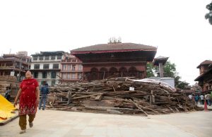 Pobladores transitan en la zona aledaña a los edificios dañados que se encuentra en ruinas tras los terremotos que sacudieron a Nepal. Foto: Notimex 