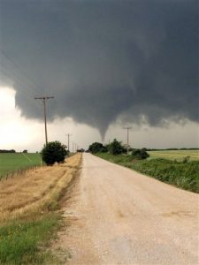un tornado toca tierra en Cisco, Texas.