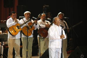 El cantautor de 79 años de edad, le regaló  a sus paisanos una velada inolvidable en el teatro que lleva su nombre. Foto: Cortesía Prensa Premier