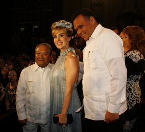 El Gobernador Rolando Zapata y su esposa Sarita Blancarte de Zapata, asistieron al concierto de gala. Foto: Cortesía Prensa Premier