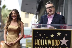 El actor Eric Stonestreet, junto a Sofía Vergara, pronuncia unas palabras durante la ceremonia de develación de la estrella de la actriz en el Paseo de la Fama de Hollywood, el jueves 7 de mayo del 2015 en Los Angeles. (Foto por Chris Pizzello/Invision/AP)