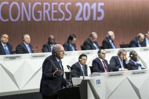 Joseph Blatter, al frente a la izquierda, presidente de la FIFA, habla durante el 65to Congreso de este organismo en el Hallenstadion de Zurich, Suiza, el viernes 29 de mayo de 2015, donde busca ser reelegido como jefe del máximo organismo rector del fútbol mundial. (Patrick B. Kraemer/Keystone via AP)