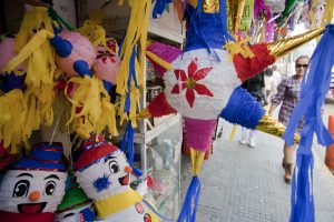 El ritual incluye introducir a diversos animales en piñatas que luego son rotas a palos. Foto: Notimex