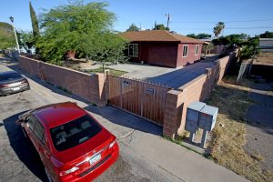 Imagen de la casa donde un hombre mató a disparos a cuatro miembros de su familia, incluida su sobrina de 17 años, y luego se suicidó, en Tucson, Arizona, según dijo la policía el miércoles. Foto: AP