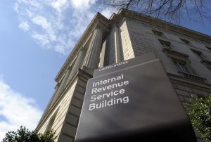 El IRS está notificando a los contribuyentes afectados que tipo de información fue robada y les proporciona servicios de supervisión de crédito. Foto: AP