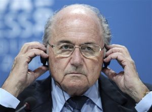 Las autoridades suizas confiscaron "datos electrónicos y documentos" en la sede de la FIFA como parte de su investigación. En la imagen, el presidente de la FIFA, Joseph Blatter,