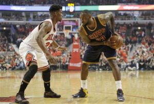 LeBron James (23), de los Cavaliers de Cleveland, enfrenta al base Jimmy Butler, izquierda, de los Bulls de Chicago. Foto: AP