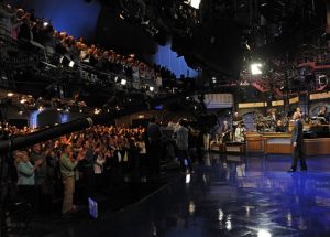 En esta imagen difundida por la CBS, David Letterman recibe una ovación durante la grabación de su último programa al frente de "Late Show with David Letterman", el miércoles 20 de mayo del 2015 en el Teatro Ed Sullivan en Nueva York. (Jeffrey R. Staab/CBS vía AP)