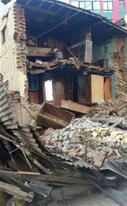 Un edificio todavía en pie aunque con daños tras un terremoto en la zona de Chuchepati, en Katmandú, Nepal, el 12 de mayo de 2015. (Foto AP/Tashi Sherpa)