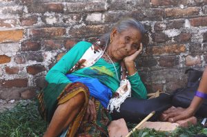 Pobladores permanecen expectantes luego del nuevo sismo de 7.3 grados Richter que sacudió hoy el centro de Nepal. Foto: Notimex