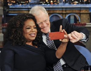 David Letterman se toma una selfie con Oprah Winfrey durante la última participación de Oprah en “Late Show with David Letterman” el viernes 15 de mayo de 2015 en Nueva York. El último programa de Letterman se transmite el miércoles  20 de mayo. (Jeffrey R. Staab/CBS via AP) MANDATORY CREDIT, NO SALES, NO ARCHIVE, FOR NORTH AMERICAN USE ONLY