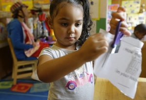 Los niños que tienen experiencias positivas entre los 0 y los 5 años están mejor preparados para tener éxito en la escuela. Foto: AP