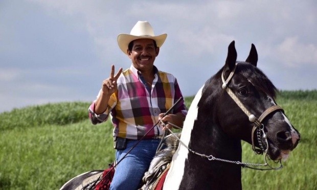 Político mexicano busca doble para atender obligaciones
