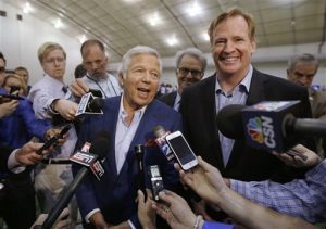 El dueño de los Patriots, Robert Kraft, centro, habla con periodistas al lado del comisionado de la NFL, Roger Goodell. Foto: AP