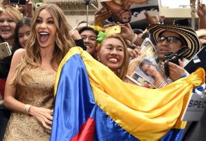 Sofía Vergara posa junto a sus fans con una bandera de su natal Colombia, durante la ceremonia de develación de su estrella en el Paseo de la Fama de Hollywood el jueves 7 de mayo del 2015 en Los Angeles. (Foto por Chris Pizzello/Invision/AP)