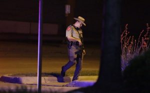 Un policía estatal de Texas monta guardia en un aparcamiento cerca del Centro Curtis Culwell, donde se celebraba un provocador concurso de caricaturas del profeta Mahoma. Foto: AP