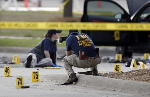 Investigadores del FBI documentan la zona en torno a a dos hombres armados fallecidos y su vehículo ante el Centro Curtis Culwell en Garland, Texas, el lunes 4 de mayo. La policía disparó y mató a los dos hombres después de que abrieran fuego contra un guarda de seguridad ante el edificio en un suburbio de Dallas. Foto: AP