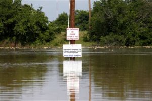 El río Brazos a punto de desbordarse por las recientes tormentas en Texas, el miércoles 27 de mayo de 2015. (Rodger Mallison/The Fort Worth Star-Telegram via AP)