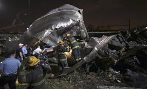 Personal de emergencia en la escena de un accidente de tren el martes 12 de mayo de 2015 en Filadelfia. Un Amtrak con destino a Nueva York descarriló y se estrelló en Filadelfia (AP Foto/Joseph Kaczmarek)