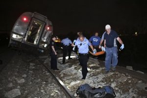 Personal de emergencia trabaja en el lugar de un accidente de tren, el martes 12 de mayo de 2015 en Filadelfia. Un tren Amtrak Amtrak con destino Nueva York descarriló en Filadelfia. (AP Foto/ Joseph Kaczmarek)