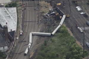 Foto aérea donde se aprecia el descarrilamiento de un tren de Amtrak en Filadelfia en el que murieron seis personas y decenas resultaron heridas el pasado miércoles. Foto: AP
