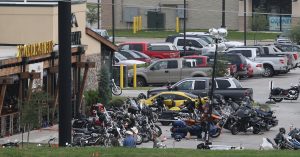 El tiroteo se suscitó el domingo, cuando integrantes de unas cinco pandillas diferentes de motociclistas se reunieron dentro y fuera del restaurante Twin Peaks en Waco. Foto: AP