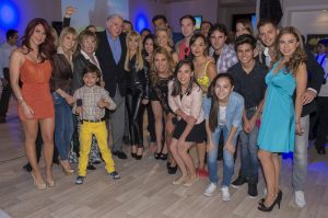 El elenco de la telenovela “Amores con Trampa” estuvo presente en el lanzamiento oficial del web show de la telenovela. Foto: Cortesía de Televisa