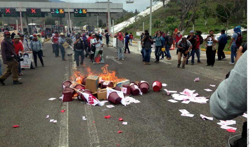 Protestan en ‪‎Ayotzinapa‬ por elecciones