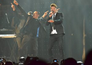 50611004. Monterrey.- El cantante puertorriqueño Ricky Martin,  puso a bailar a 12 mil personas, durante la primera de dos presentaciones con su One World Tour, en la Arena Monterrey. NOTIMEX/FOTO/JUAN CARLOS PÉREZ/FRE/ACE/
